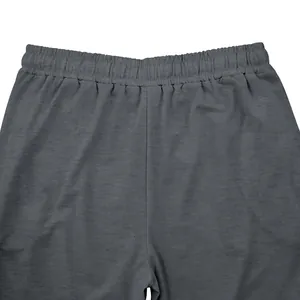 Primer plano de la cintura elástica de los pantalones deportivos grises para hombre