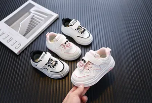 Casual peutersneakers met schattige beerdecoraties in de kleuren wit, roze en zwart