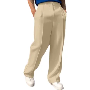 Detalle de los pantalones casuales holgados para hombre en color caqui con cordón ajustable