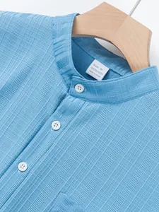 Detalle macro del cuello mao de una camisa Henley azul de manga corta para hombre en tela