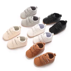 Varietà di colori di scarpine primi passi per neonati con suole antiscivolo e velcro