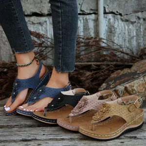 Boho πλατφόρμες με λουλουδάτες λεπτομέρειες και σχέδιο flip-flop σε πολλά χρώματα