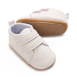 Dettaglio di scarpe da passeggio per neonati bianche con suole antiscivolo e velcro