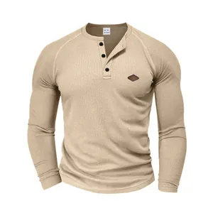 Dettaglio della camicia Henley in maglia a nido d'ape kaki da uomo con abbottonatura
