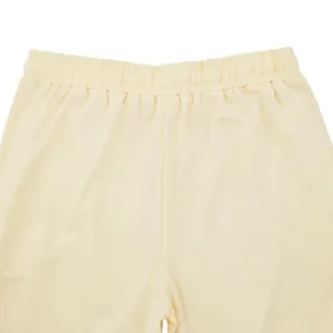 Detalle de primer plano del pantalón jogger crema para hombre con cintura elástica