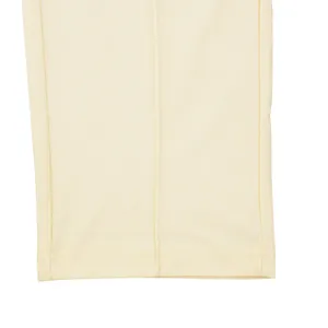 Primer plano del dobladillo de pantalones de chándal crema con costuras de calidad