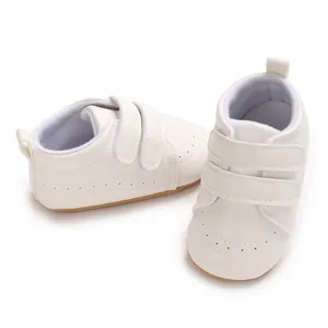 Dettaglio scarpe primi passi neonato stile inglese bianco con suola antiscivolo