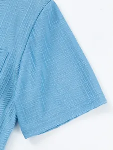 Primer plano de la textura de lino azul en una camisa Henley informal de manga corta.