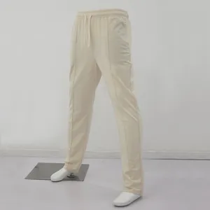 Detalle de los pantalones deportivos beige para hombre con cordón y costuras frontales