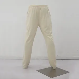 Vista detallada de pantalones de chándal beige holgados para hombre con cordón