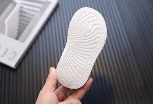 Detailweergave van antislip witte rubberen zool voor peuterloopschoenen, maat 21