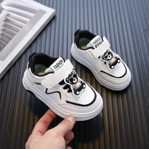Witte kindersneakers met schattige berendecoratie en klittenband voor peuters, comfortabel