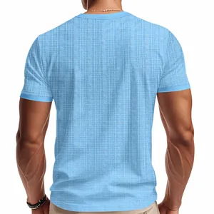 Vue détaillée arrière d'un t-shirt d'été décontracté à manches courtes bleu pour homme
