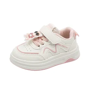 Witte leren sneakers voor peuters met roze accenten, klittenband en een schattige berenhanger