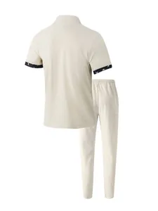 Rückansicht eines cremefarbenen Herren-Sportsets aus Poloshirt und langer Hose