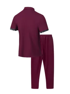 Rückansicht eines weinroten Kurzarm-Poloshirts und einer passenden Hose im Herren-Sportset