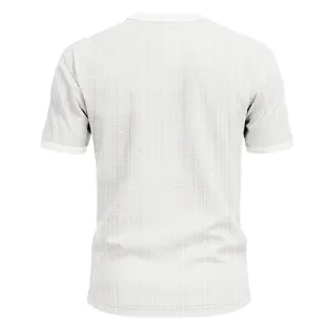 Vue arrière d'un t-shirt d'été pour hommes montrant la texture du tissu respirant