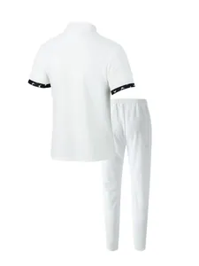 Rückansicht eines weißen Herren-Sportsets mit strukturiertem Stoff und langer Hose