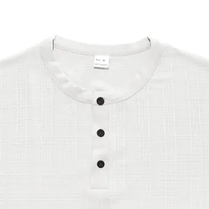 Détail d'un t-shirt Henley blanc pour homme avec texture flammée et boutons