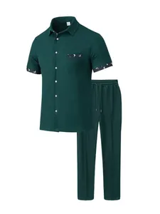 Detailansicht von Herren-Set aus Waffelstrick in Dunkelgrün mit Hemd und Hose.