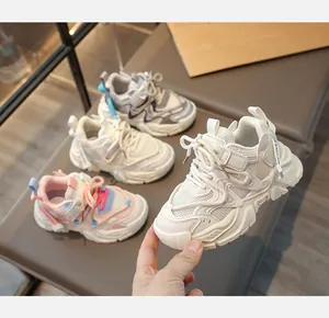 Detailansicht atmungsaktiver Mesh-Kindersportschuhe in verschiedenen Farben