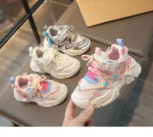Detailansicht der atmungsaktiven Mesh-Kindersneaker in lebhaften Pastellfarbkombinationen