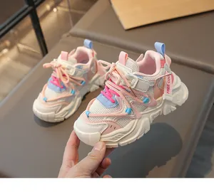 Detailansicht der atmungsaktiven Kinder-Sneaker mit rosa und blauen Akzenten