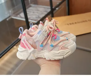 Detaillierte Seitenansicht der atmungsaktiven rosa-weißen Mesh-Sneaker für Kinder