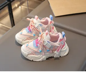 Detailansicht der atmungsaktiven Mesh-Kinder-Sneaker in Rosa und Blau mit weißen Sohlen