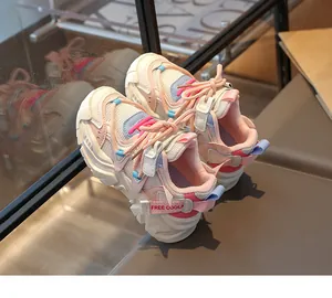 Detailansicht atmungsaktiver Kinder-Mesh-Sneaker mit rosa und blauen Akzenten für den Frühling