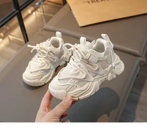 Detailansicht weißer atmungsaktiver Mesh-Kindersneaker mit dicken rutschfesten Sohlen