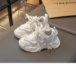 Detailaufnahme der atmungsaktiven weißen Mesh-Sneaker für Kinder mit dicker Sohle