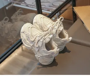 Detailansicht der atmungsaktiven Mesh-Sneaker für Kinder mit klobiger Sohle in Cremeweiß