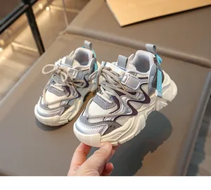 Detaillierte Ansicht bequemer leichter Kinder-Mesh-Sneaker mit dicken Profisohlen