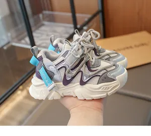 Detailansicht der atmungsaktiven Mesh-Kindersneaker mit dicker, rutschfester Sohle