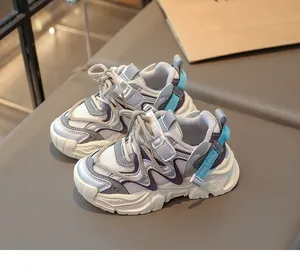Detailansicht atmungsaktiver Kindersneaker mit klobiger Sohle und lila Akzenten