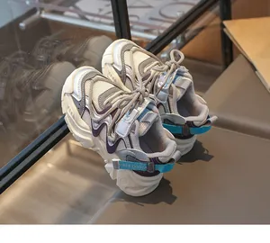 Nahaufnahme atmungsaktiver Kinder-Sportschuhe mit lila und blauen Akzenten