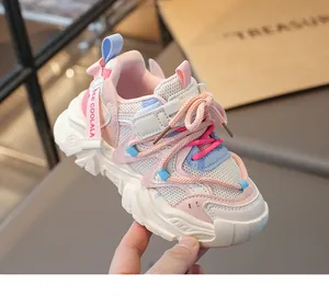 Detailansicht von rosa-weißen atmungsaktiven Mesh-Kindersneakern mit bunten Schnürsenkeln.