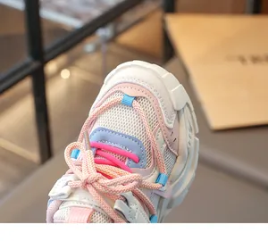 Nahaufnahme des atmungsaktiven Mesh-Materials bei bunten Kinder-Leichtlaufschuhen