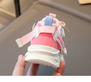 Nahaufnahme der rosa Kindersneaker-Ferse mit atmungsaktivem Mesh und Gurt-Detail