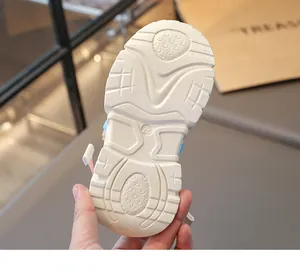 Detailansicht der rutschfesten weißen Sohle dieser Kinder-Laufschuhe Größe 28