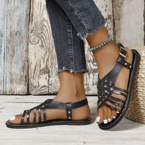 Elegantes sandalias planas negras para mujer con correas cruzadas y cierre de hebilla al tobillo