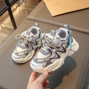 Atmungsaktive Mesh-Kinder-Sportschuhe in Silber und Weiß für das Laufen im Frühling