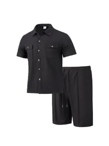 Detail eines schwarzen Waffelstrick-Sets für Herren mit Kurzarmhemd und Shorts.