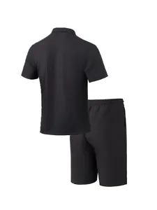 Detaillierte Rückansicht des schwarzen Waffelstrick-Poloshirts und der Shorts für Herren