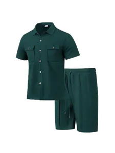 Detailansicht des dunkelgrünen zweiteiligen Sets aus Waffelstrick-Hemd und Shorts