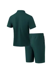 Rückansicht eines dunkelgrünen Waffelstrick-Sets für Herren mit Polohemd und Shorts