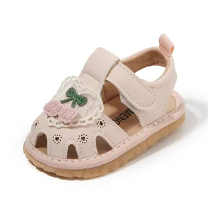 Sandalias rosas para niñas bebés con recortes de corazón y bordado de cerezas suave