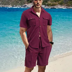 Detailansicht von burgunderfarbenem Waffelstrick-Set für Herren am Strand