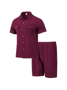 Detailansicht eines burgunderroten Waffelstrick-Sets aus Kurzarmhemd und passenden Shorts.